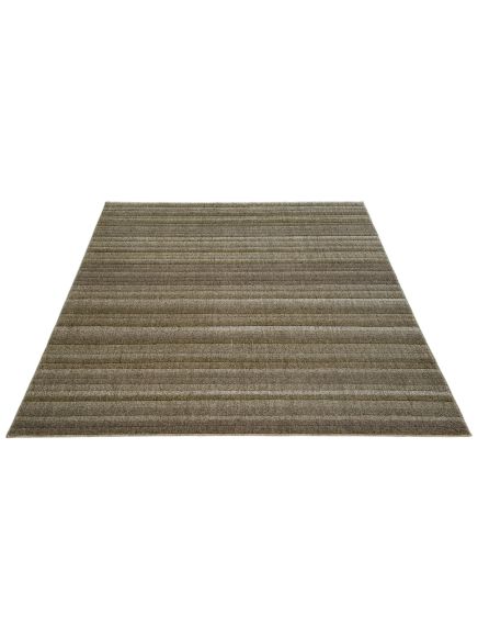 Teppich liegt flach mit horizontalen Linien in verschiedenen Braun- und Beigetönen vor weißem Hintergrund.