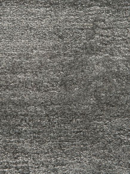 grauer Teppich mit unregelmäßiger, samtiger Textur ohne sichtbare Muster oder Objekte