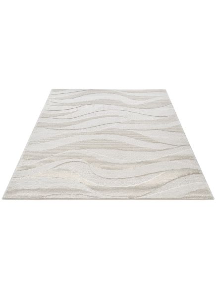 Teppich zeigt wellenförmiges Muster, liegt flach auf weißem Hintergrund, beige und cremefarben.