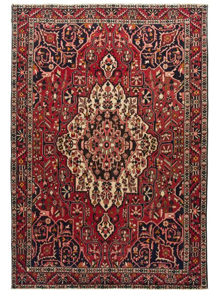 Orientteppich zeigt florales Muster mit zentralem Medaillon, rot und dunkelblaue Farbtöne.