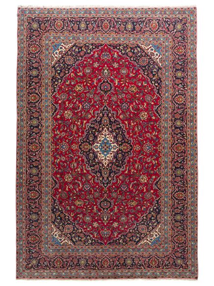 Teppich zeigt florales Muster mit zentralem Medaillon in Rot, Blau und Creme auf hellem Hintergrund.