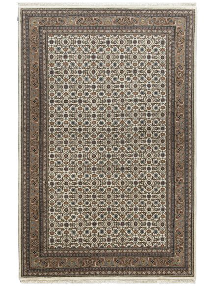 Orientteppich zeigt florales Muster in Beige, Braun und Blau mit breitem Rand und Quasten.