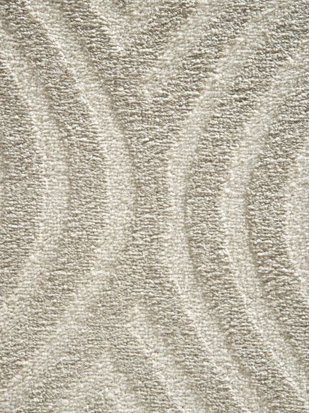 Textilstruktur zeigt hell-beige Muster mit organischen, wellenartigen Linien, Nahaufnahme.