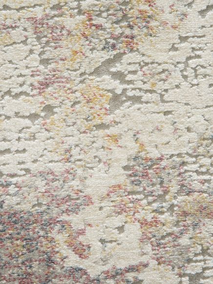 Teppich zeigt abstraktes Muster in Creme, Gelb, Rot und Grau auf hellgrundiger Oberfläche.