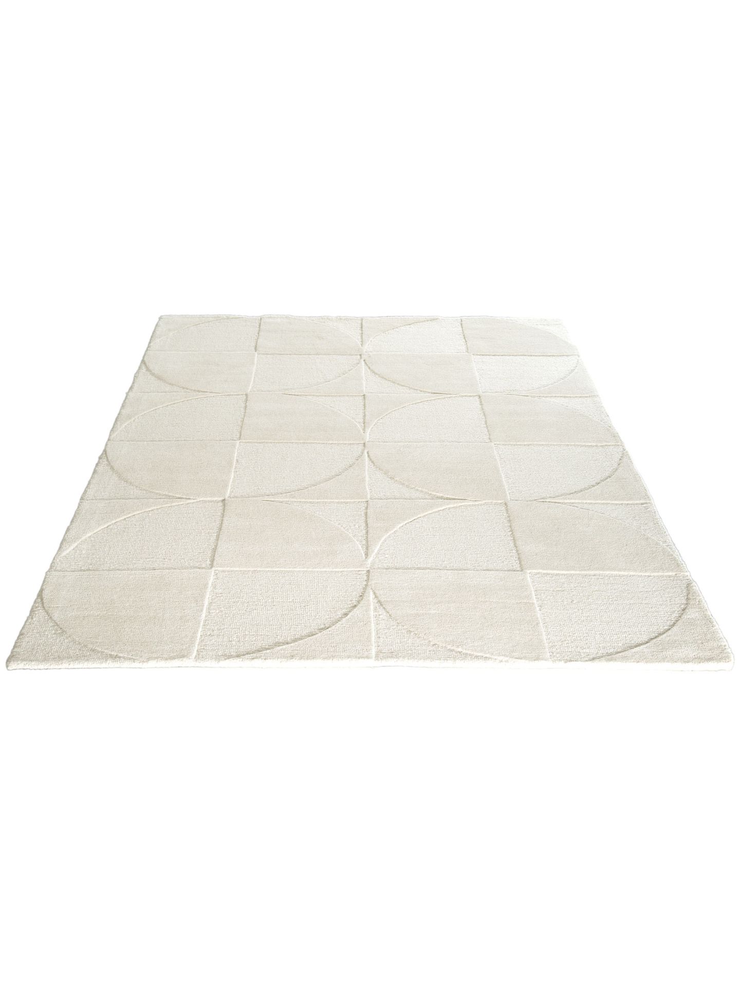 Beiger Teppich zeigt geometrisches Muster aus Kreissegmenten und Quadraten auf weißem Grund.