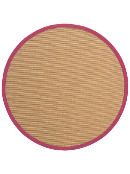 Runder Teppich mit beige-grauer Webstruktur und rosa Außenkante auf weißem Hintergrund.