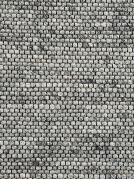 Grau-beige gewebter Teppich mit quadratischem Muster in Nahaufnahme.