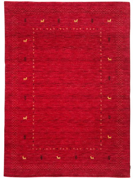 Roter Teppich mit gelben und schwarzen Tier- und Pflanzenmotiven, rechteckiger Rahmenmuster.