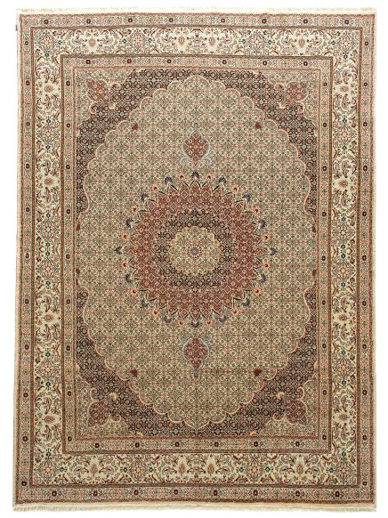 Teppich zeigt medaillonförmiges Muster mit floralen Details in braun, beige und dunkelrot auf hellem Grund.