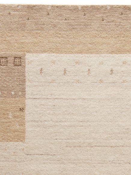 Beiger Teppich zeigt geometrische Muster und kleine Figuren in hellbraunen und cremefarbenen Quadraten.