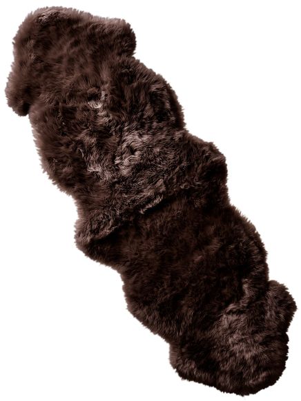 Dunkelbraunes, flauschiges Fell liegt ausgestreckt auf weißem Hintergrund.