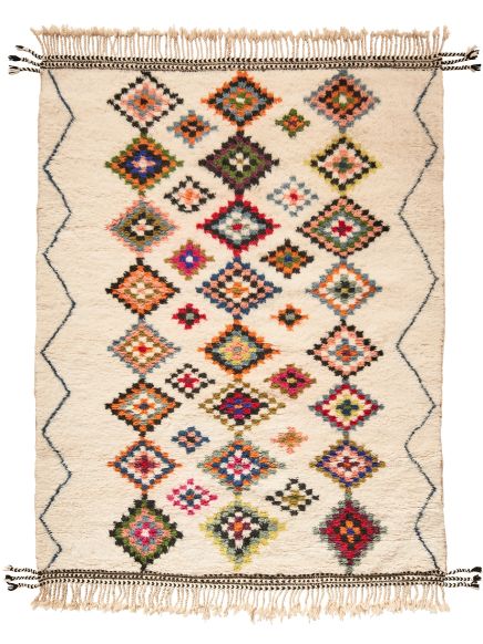 Teppich zeigt farbige geometrische Rautenmuster, liegt flach, dezenter gezackter Rand auf hellen Hintergrund.