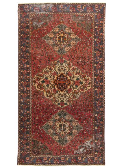 Orientteppich zeigt Blumenmuster auf rotem Grund, mit drei großen Medaillons, umgeben von Blumenbordüre.