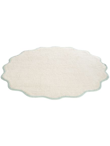 Oval geformter Teppich mit gezacktem Rand, hellbeige Fläche und hellblauer Umrandung.