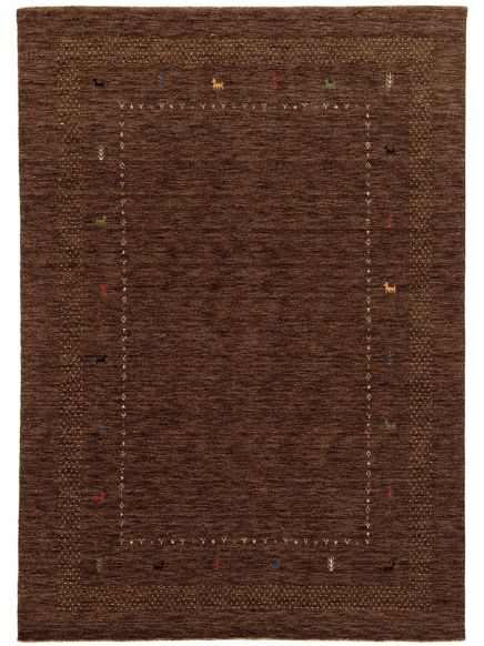 Brauner Teppich zeigt kleine bunte Tier- und Pflanzenmuster, einfache symmetrische Bordüre.