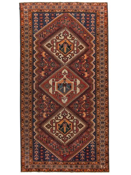 orientalischer teppich zeigt geometrische muster und blumenornamente in blau, rot, orange und beige