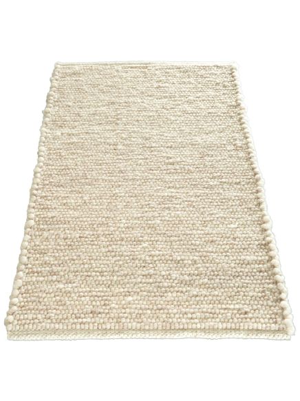 Beiger Teppich liegt flach, Struktur aus kleinen, kugeligen Schlingen, weißer Hintergrund.