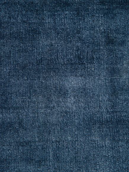 Nahansicht eines dunkelblauen Teppichs mit feiner, dichter Struktur.