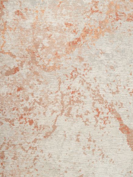 Teppich zeigt unregelmäßiges Muster in beige und rostfarben auf einer flachen Oberfläche.