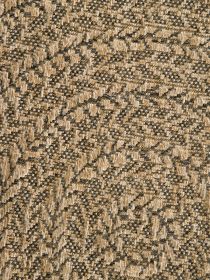 Textiler Teppich zeigt diagonale Streifen und Muster in Beige und Dunkelbraun.