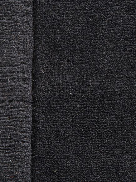 Schwarzer Teppich zeigt Nahaufnahme von zwei verschiedenen Texturbereichen nebeneinander.