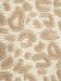 Textur mit beige-braunen Tupfen auf cremefarbenem Hintergrund, Teppichmuster nah aufgenommen.