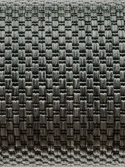 Graues Teppichmuster zeigt rechteckiges, strukturiertes Design in parallel angeordneten Reihen