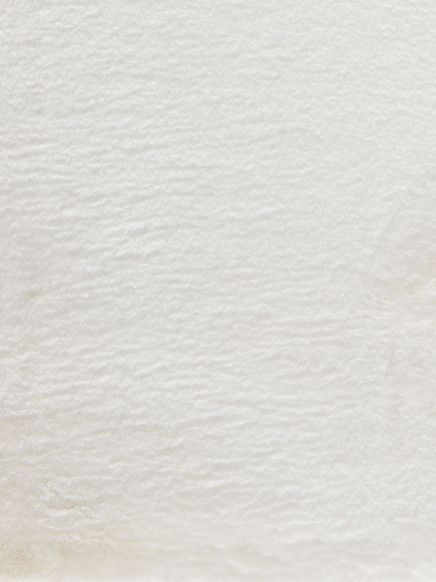 Weißes, strukturiertes Textilmaterial flachliegend in Nahaufnahme. Keine Schrift vorhanden.