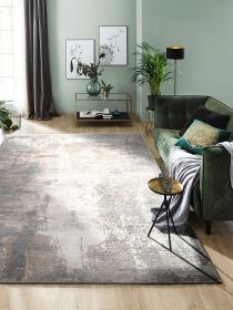 Teppich bedeckt Holzboden, neben grünem Sofa und Tisch mit Glas in modernem Wohnzimmer mit Pflanzen