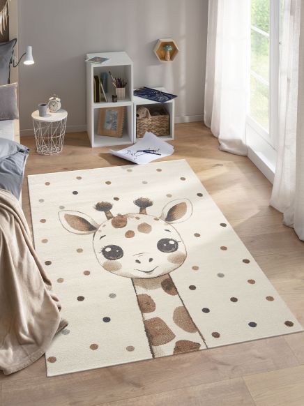 Kinderteppich zeigt Giraffe, liegt auf Holzfußboden neben Bett und Regal mit Spielsachen.